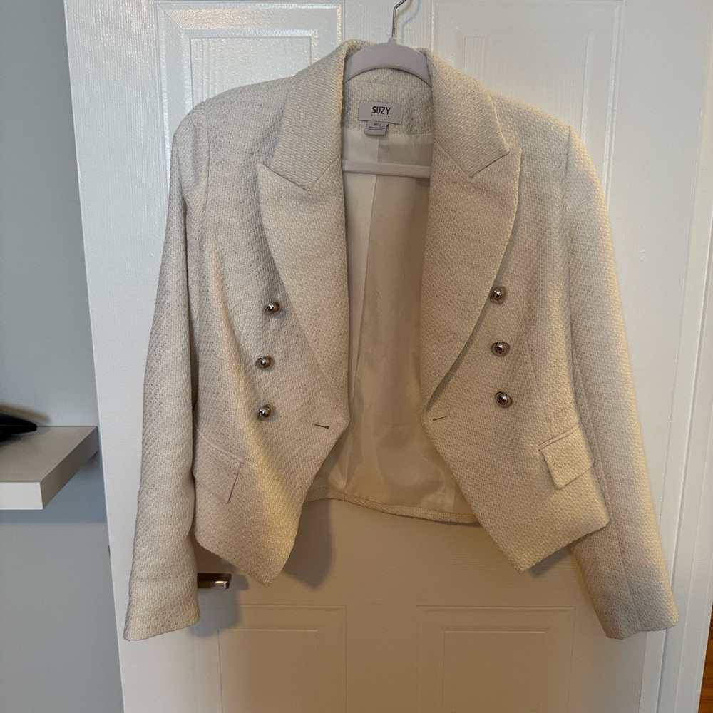 Suzy Shier White Cropped Blazer with Notched Lapels